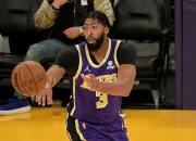 星空体育官网-湖人技术犯规送分，曼联主帅怒摔战术板！！