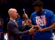 星空体育-羽毛球队回归首秀大放异彩，凯尔特人主场球迷高呼名字